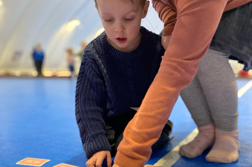 Samenwerking tijdens de activiteit in de dome